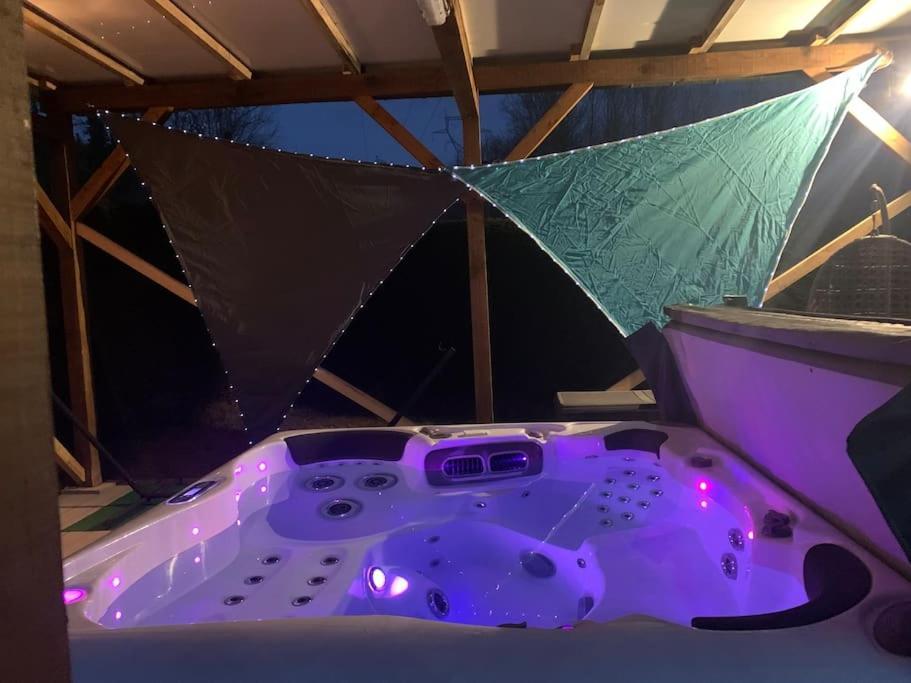 Chalet 2 Personnes Avec Jacuzzi Et Piscine Saisonniere Partagee Corcieux Eksteriør bilde